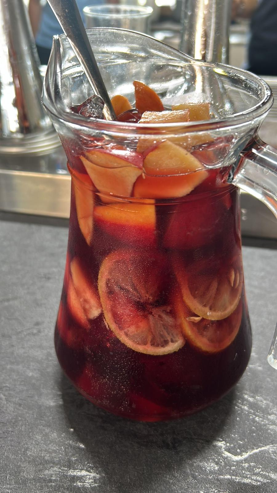 Interior moderno y barra de Bar ElBahia Camarma